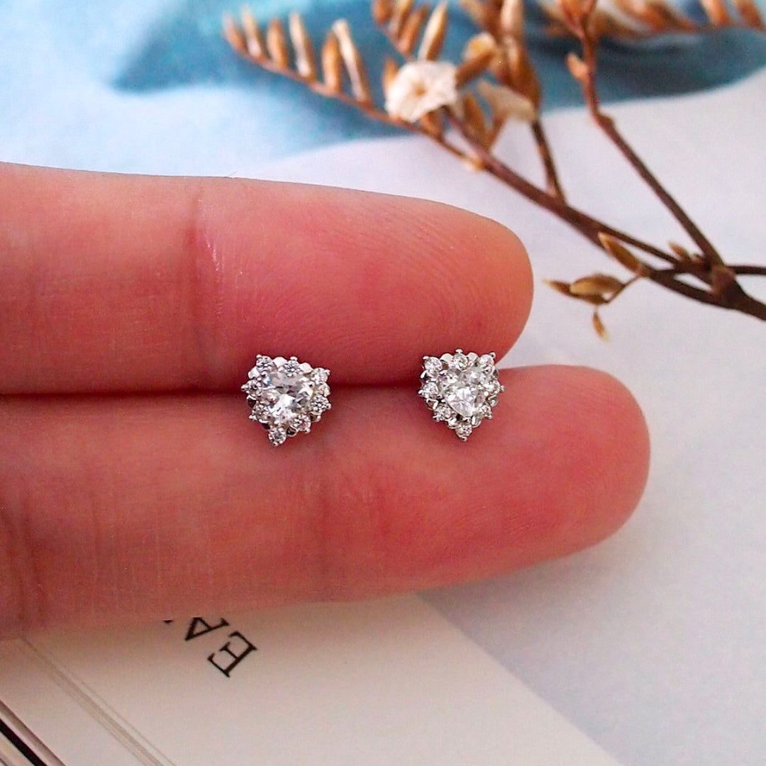 Arva Sia Tiny Heart Ear Studs in Silver (925 Silver)