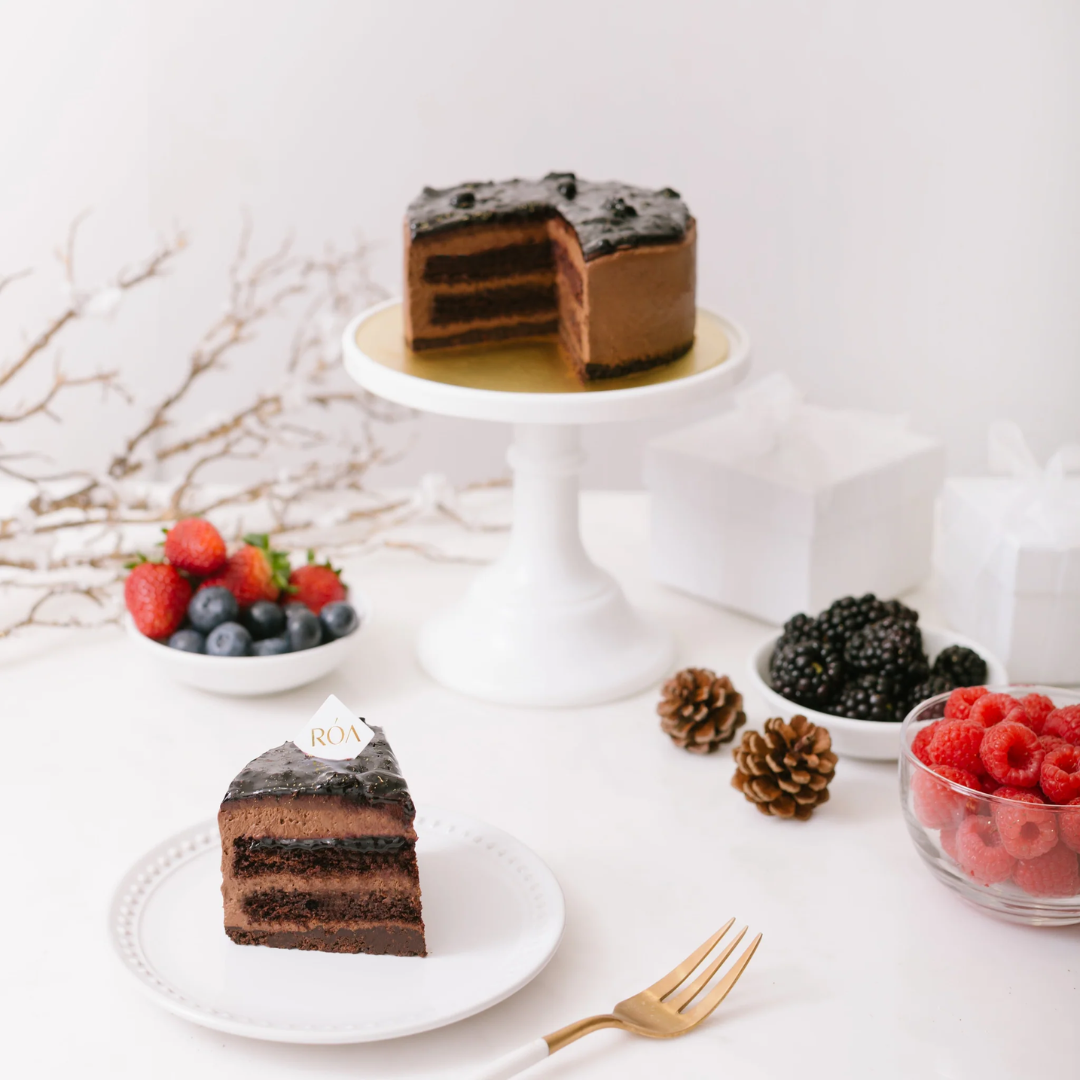 RÓA Christmas Winterberry Chocolate Dream Cake (4.5"/ 6"/ 8")